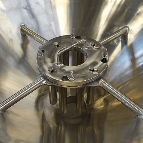 Aufnahme eines integrierten Magnetabscheiders in einem Edelstahlsieb.