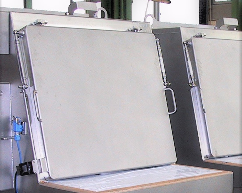 Quadratische, flache Edelstahlvorrichtung mit Griffen links und rechts zur Sackentleerung in der Batterieherstellung